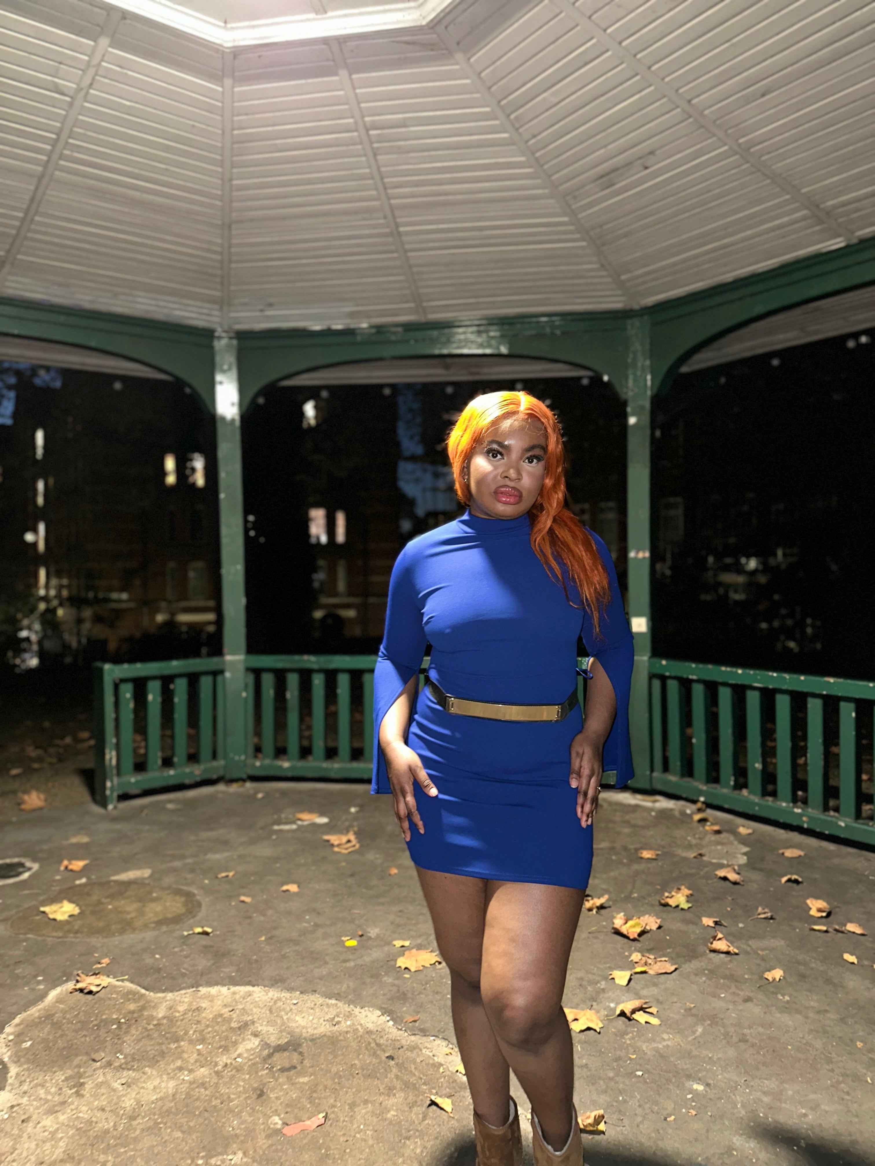 LMini red dress with slits on sleeves, with gold belt.