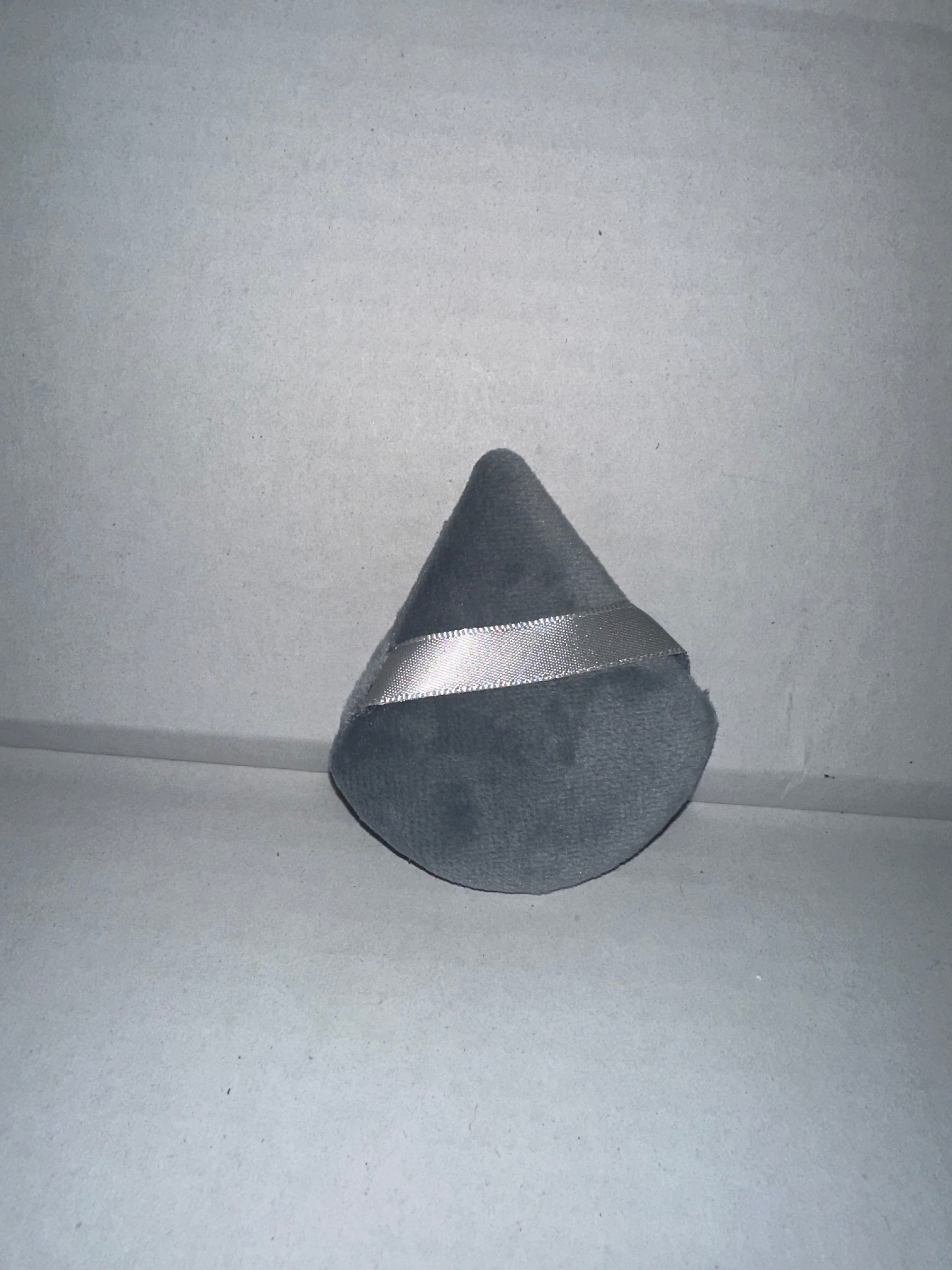 Triangular powder puffs