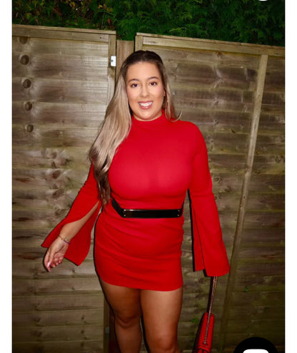 Mini red dress with slits on sleeves, with gold belt.