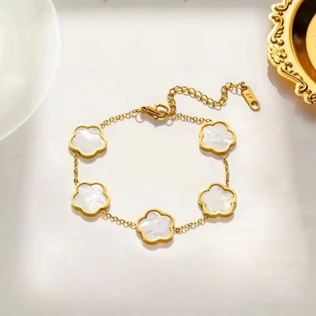 Parthenocissus Grass Stainless Steel Shell 18K Gold Plated Pvd Coated O-Shaped Bracelet Jewellery In Black