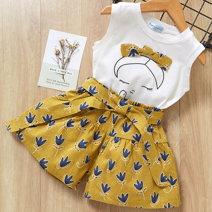 Printed two piece shorts and top. With bow. In yellow.