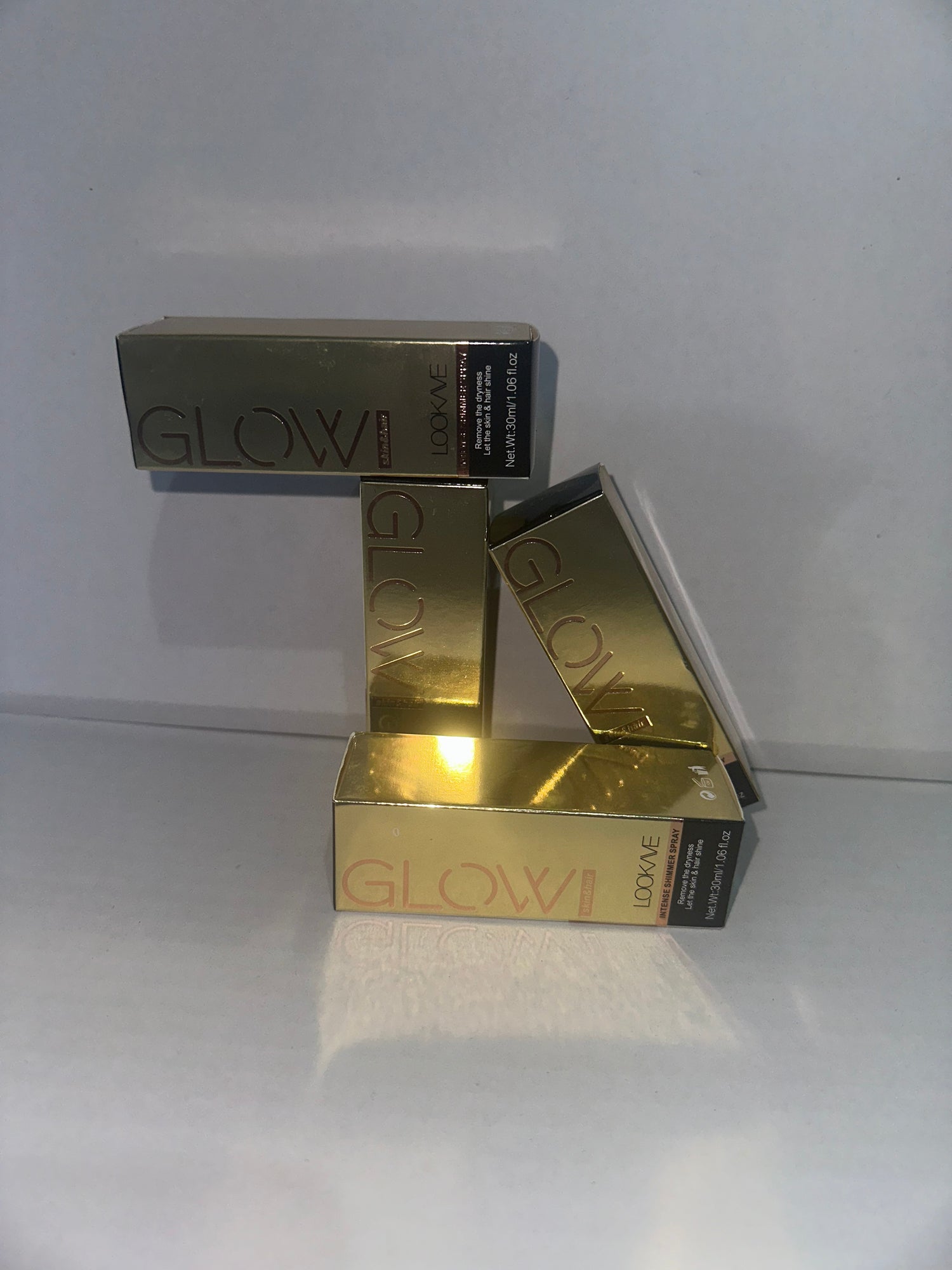 Shimmering highlighter sprays