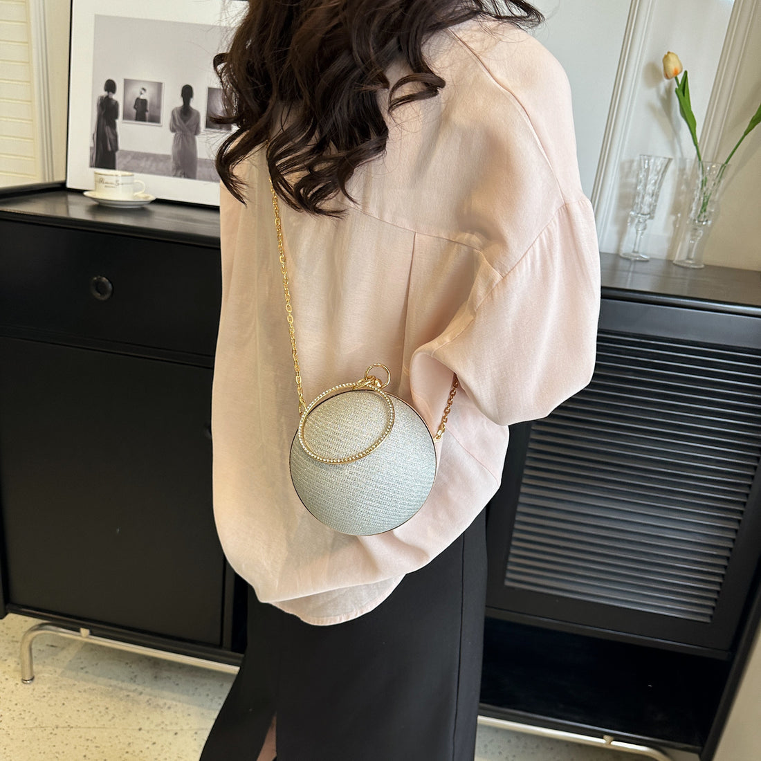 Round polyester bag.