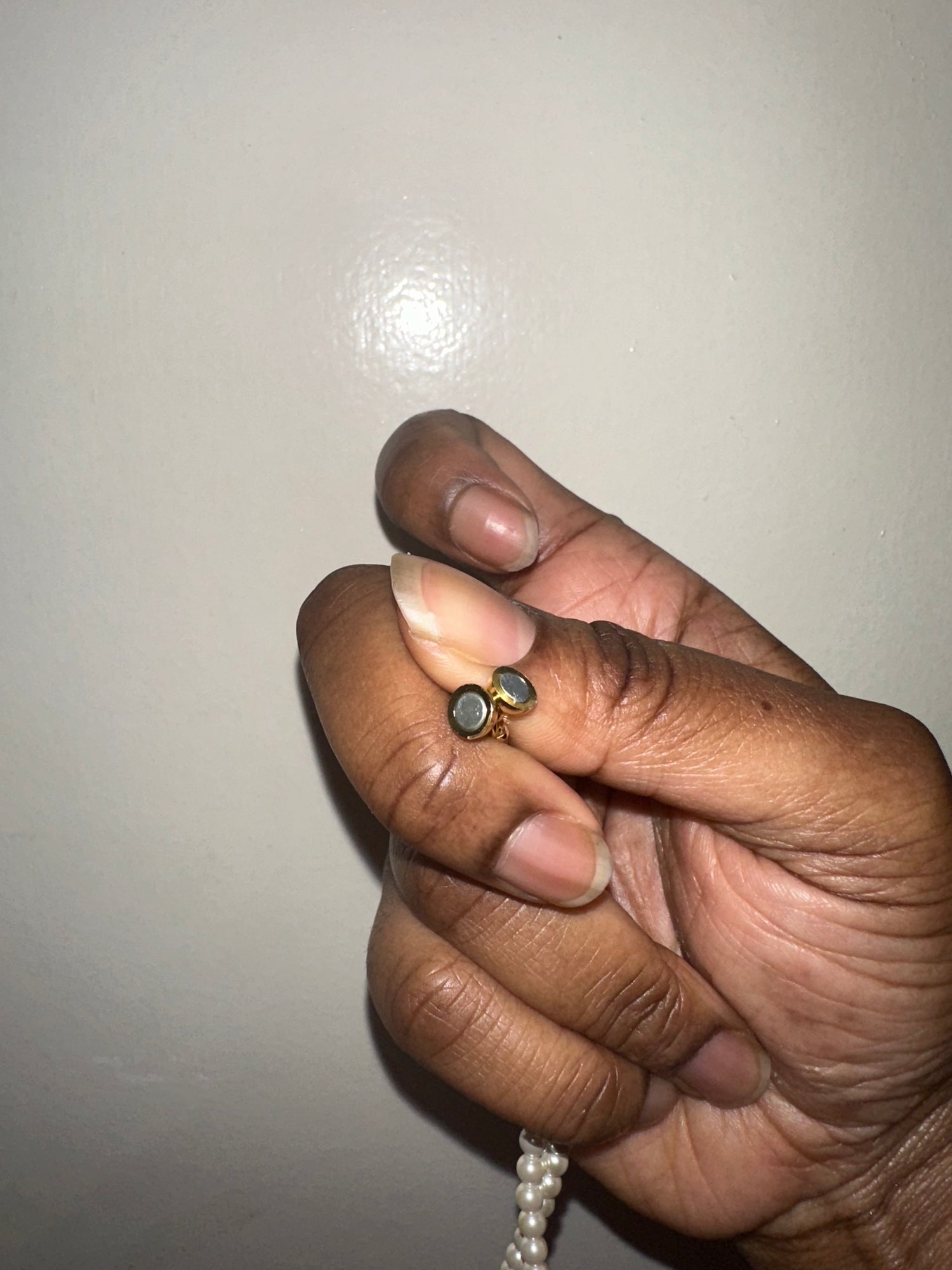 Pearl necklace with magnet hook.