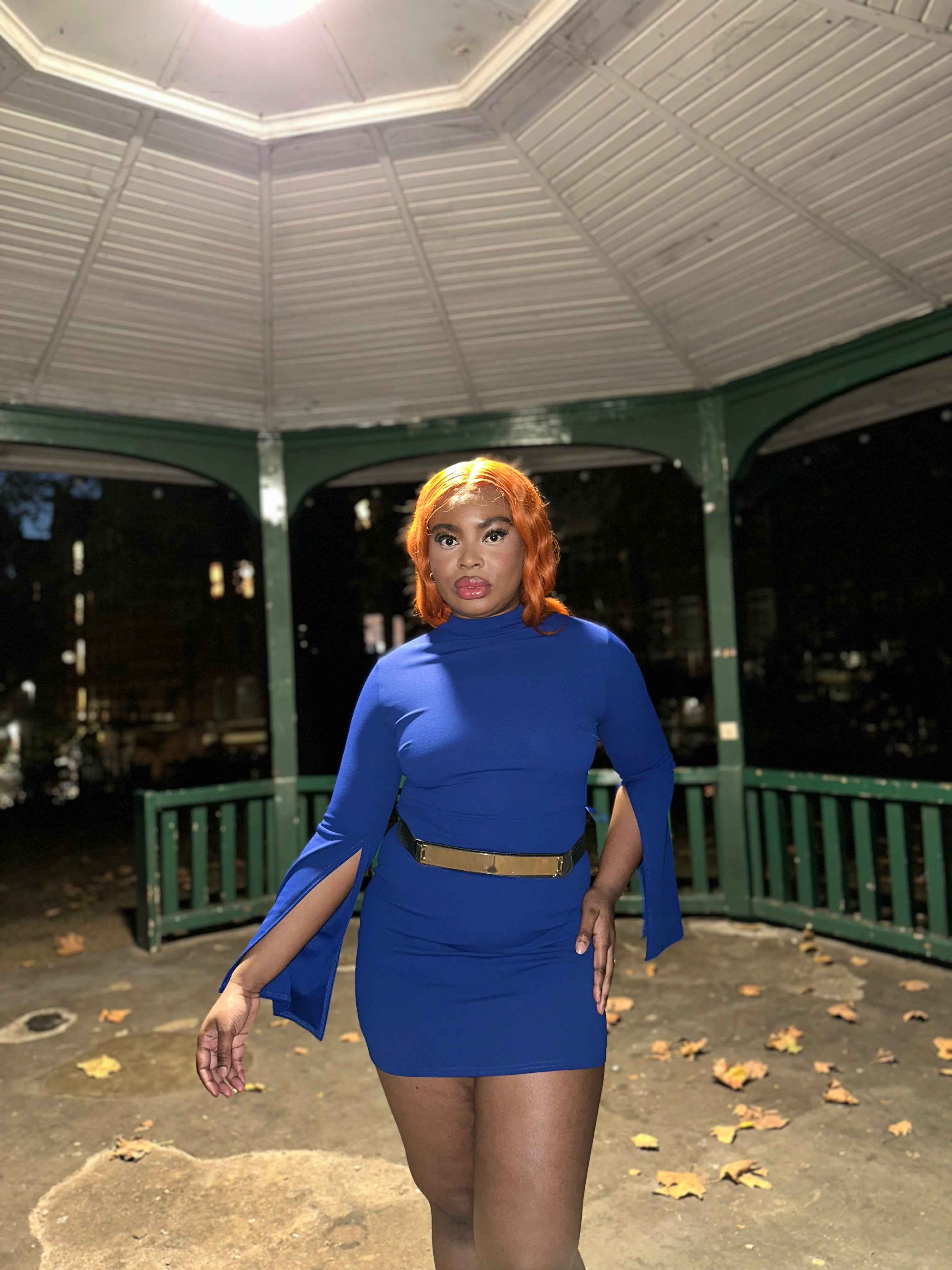 LMini red dress with slits on sleeves, with gold belt.