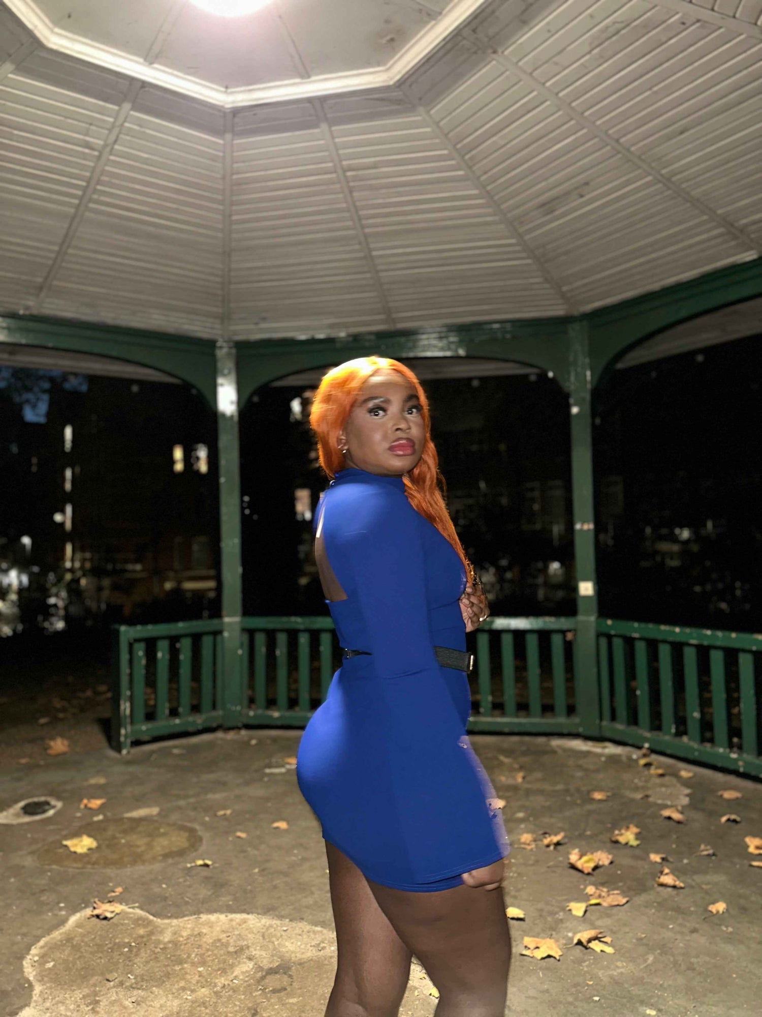 LMini red dress with slits on sleeves, with gold belt.