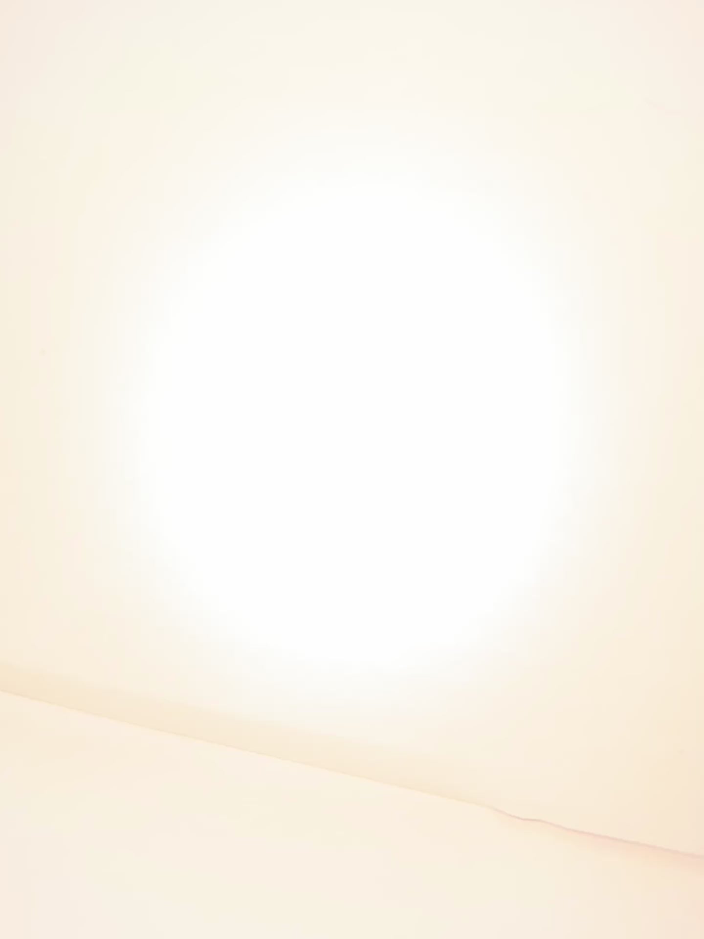 Shimmering highlighter sprays